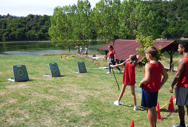 Tir à l'arc : activité sportive au camping d’Arpheuilles à Saint-Paul-de-Vézelin dans la Loire