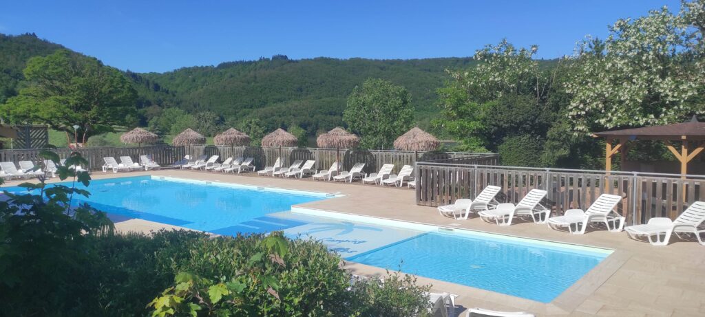 La piscine chauffée du camping d'Arpheuilles en Rhône-Alpes