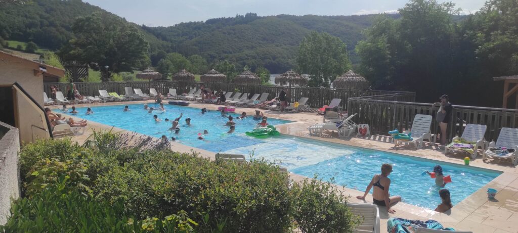 Journée baignade à la piscine chauffée du camping d'Arpheuilles dans la Loire, près de Roanne