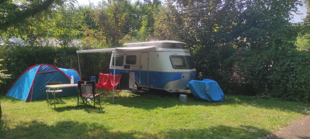 Emplacement camping pour caravanes du camping d’Arpheuilles, près de Roanne