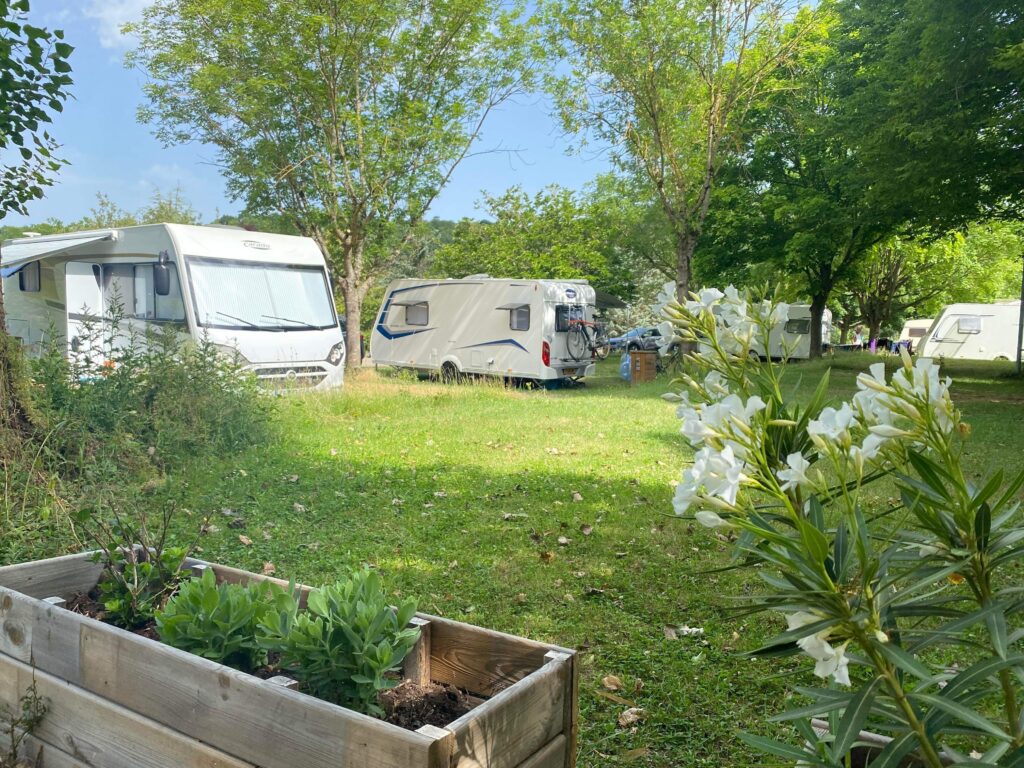 Emplacement camping pour camping-cars du camping d’Arpheuilles, dans la Loire