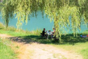 Emplacement camping au bord du lac de Villerest