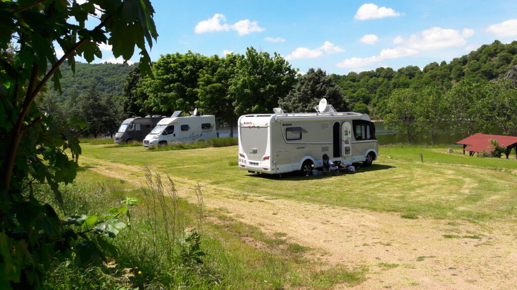 emplacements camping spacieux et confortables pour camping-cars