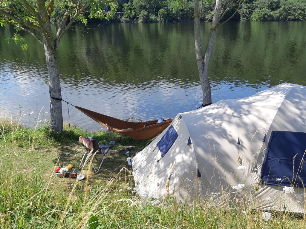 Emplacements camping pour tente en Rhône-Alpes, en bordure de lac
